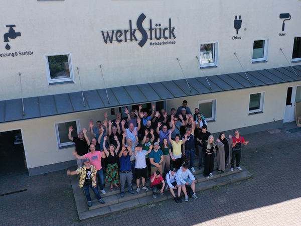 Mitarbeitende stehen vor Gebäude von Werkstück Raumgestaltung & Versorgungstechnik GmbH - Bau und Handwerk Berlin Mitarbeitende stehen vor Gebäude von Werkstück Raumgestaltung & Versorgungstechnik GmbH - Bau und Handwerk Berlin