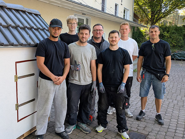Die neuen Azubis der Firma Werkstück mit ihrem Ausbilder Die neuen Azubis der Firma Werkstück mit ihrem Ausbilder